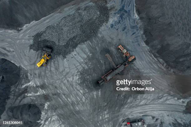 exploração mineral de carvão, vista aérea. - mina de carvão - fotografias e filmes do acervo