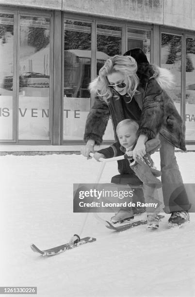 Véronique Sanson et son fils Christopher Stills aux sports d'hiver