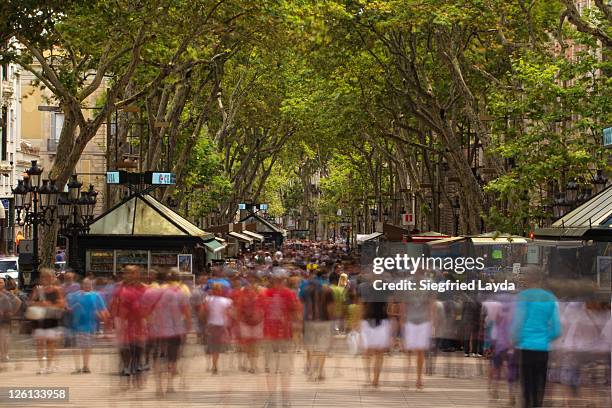 barcelona, la rambla - avenida fotografías e imágenes de stock