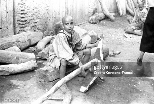 Jeune menuisier dans un souk de Marrakech, en 1935, Maroc.