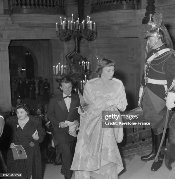 Gérard Philipe et sa femme Anne, arrivant à la première mondiale de 'Sainte Jeanne', film d'Otto Preminger à l'Opéra, à Paris, France le 13 mai 1957.