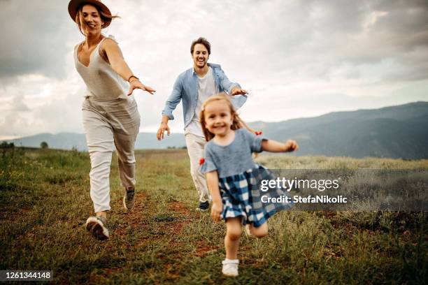 ein tag in der natur - kinder rennen stock-fotos und bilder