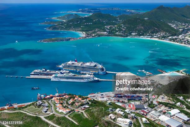 philipsburg, st. maarten, indias occidentales holandesas - 24 de octubre de 2012: vista aérea de cuatro cruceros en el muelle: norwegian gem; cumbre de celebridades, oasis de los mares y sueño de carnaval - isla de san martín fotografías e imágenes de stock