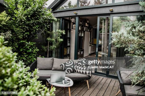 vorgarten des modernen stadthauses - terrasse-grundstück stock-fotos und bilder