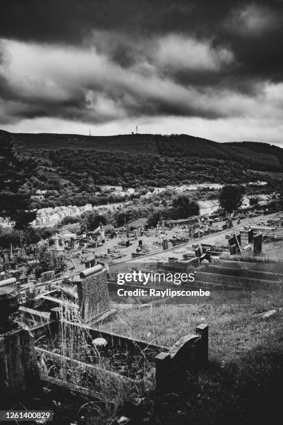 moody noir - image blanche du cimetière d’aberfan regardant vers le bas sur la belle vallée galloise ci-dessous. malheureusement mieux connu comme le lieu de repos final des 116 enfants et 28 adultes qui sont décédés tragiquement le 21 octobre 1966 - aberfan photos et images de collection