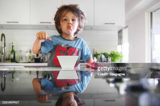 drie jaar oude jongen die ontbijt heeft - 2 3 years stockfoto's en -beelden