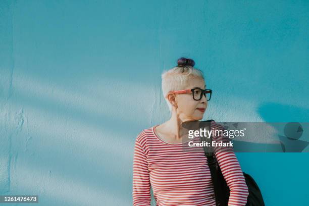hipster senior porträt südostasiatische frau - grey hair cool woman stock-fotos und bilder