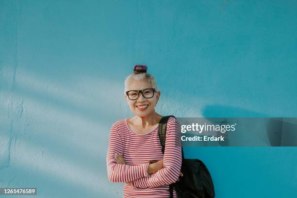 glück gesicht der senior hipster thai frau - hipster glasses stock-fotos und bilder