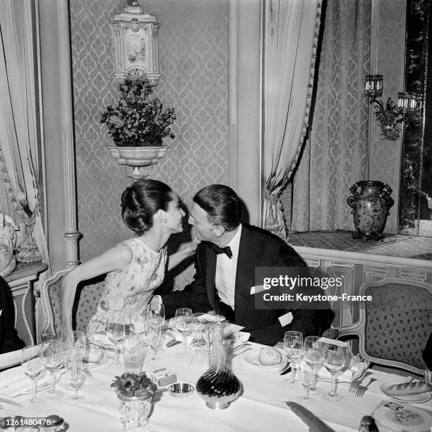 Audrey Hepburn et Hubert de Givenchy au dîner de gala des 'Petits Lits Blancs' chez Lasserre, à Paris, France le 22 décembre 1964.