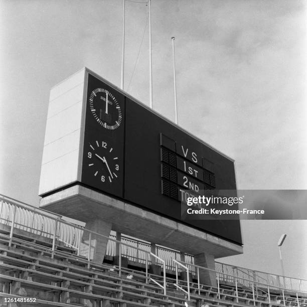 Le tableau de score du stade olympique Komazawa à Tokyo, Japon le 25 septembre 1964.