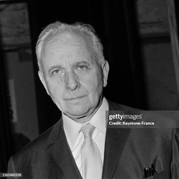 Louis Aragon sur la scène du théâtre Récamier lors du gala 'Aragon présente Aragon', à Paris, France le 7 octobre 1964.