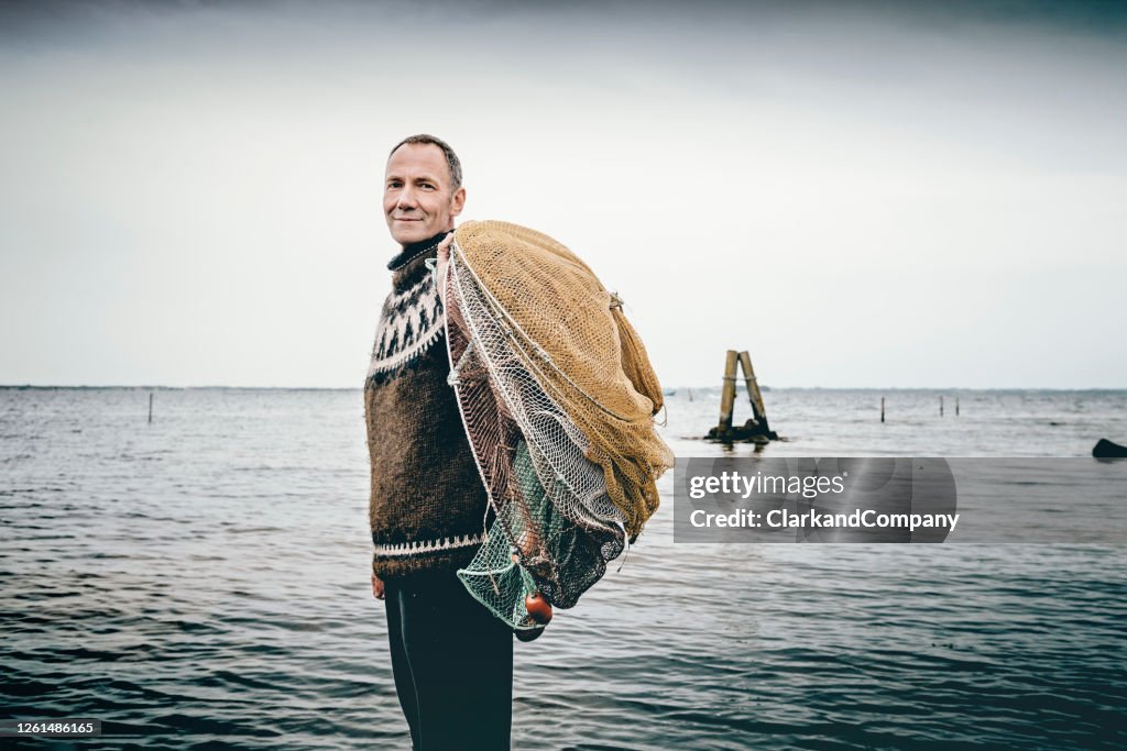 蝦漁夫在海裡設置他的漁網。