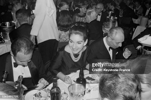 Maria Callas à table avec le baron de Rothschild au 'Lido', à Paris, France le 2 décembre 1964.