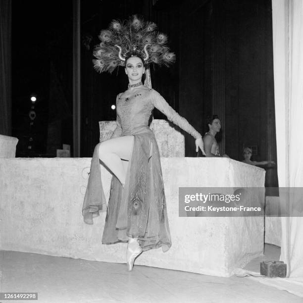 Lors d'une répétition au théâtre des Champs-Elysées, la danseuse Nicole Nogaret qui fait partie du 'Ballet de France', à Paris, France le 26 novembre...