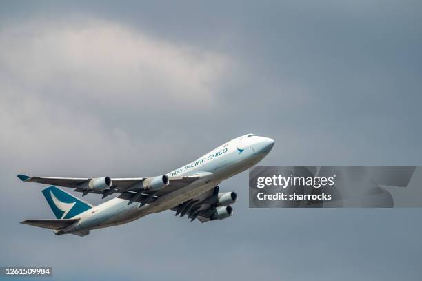 cathay pacific cargo boeing 747-400 - frachtflugzeug stock-fotos und bilder