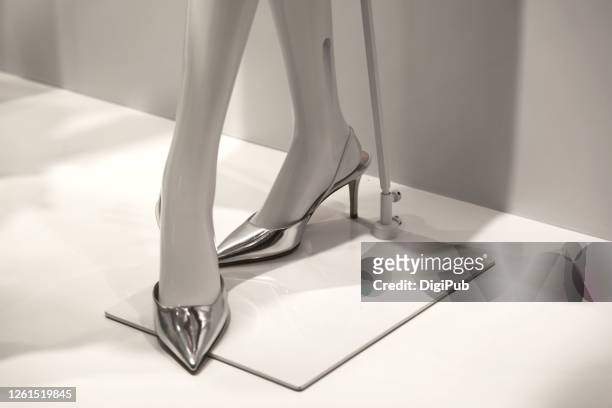 female like mannequin wearing silver shoes - gray shoe stockfoto's en -beelden