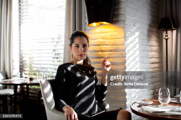 portrait of sophisticated young woman in boutique hotel restaurant, italy - woman portrait film noir stock-fotos und bilder