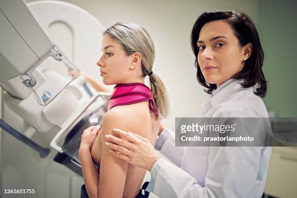 verticale du docteur travaillant avec le scanner de rayon x de mammographie dans un hôpital - dépistage des cancers photos et images de collection