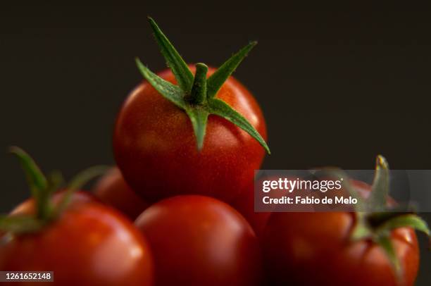 tomate cereja - ingrediente stock pictures, royalty-free photos & images