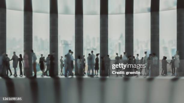 desfocado pessoas de negócios no lobby do escritório - lobby - fotografias e filmes do acervo