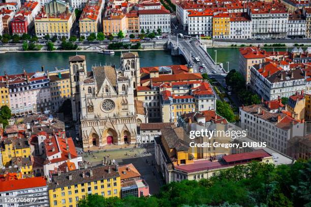 luchtmening van de franse stad van lyon en het historische monument van de kathedraal van st jean langs rivierbank saone - wonder stockfoto's en -beelden