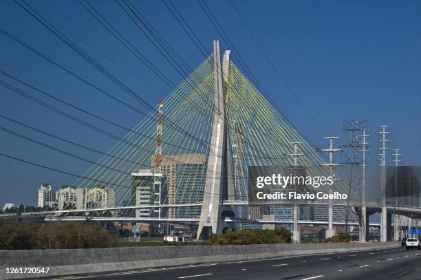 ponte estaiada in são paulo with buildings on the background - ponte estaiada sao paulo stock pictures, royalty-free photos & images