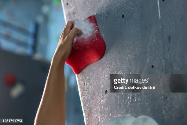 climbing classes in a private sports center - bouldering - fotografias e filmes do acervo