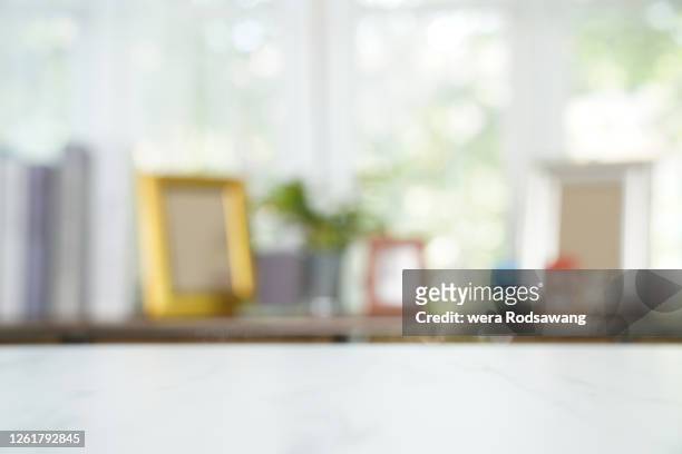 empty marble table with shelf decorate background - unscharf gestellten hintergrund stock-fotos und bilder