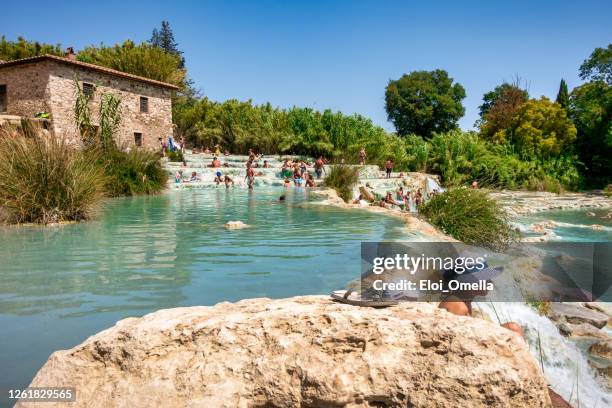 libre accès saturnia eaux thermales en toscane - piscine thermale photos et images de collection