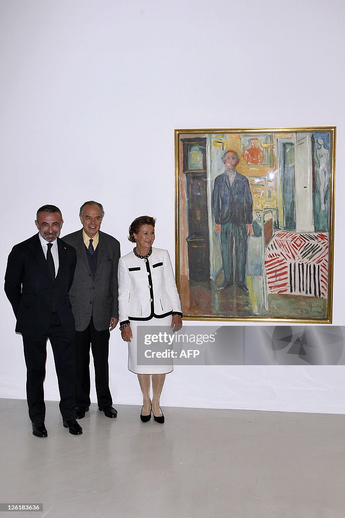 Queen Sonja of Norway (R) flanked by Fre