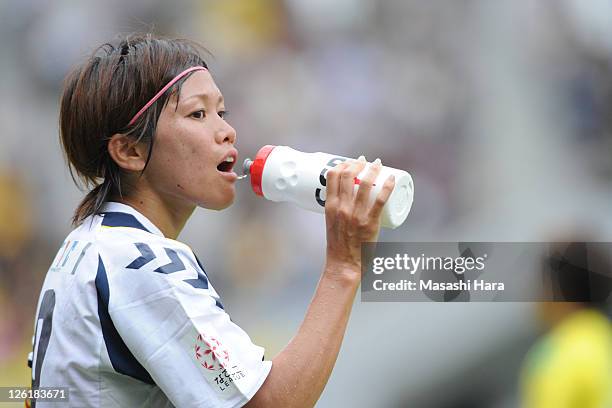 Nahomi Kawasumi of INAC Kobe Leonessa drinks water during Nadeshiko League match between JEF United Chiba Ladies and INAC Kobe Leonessa at the...