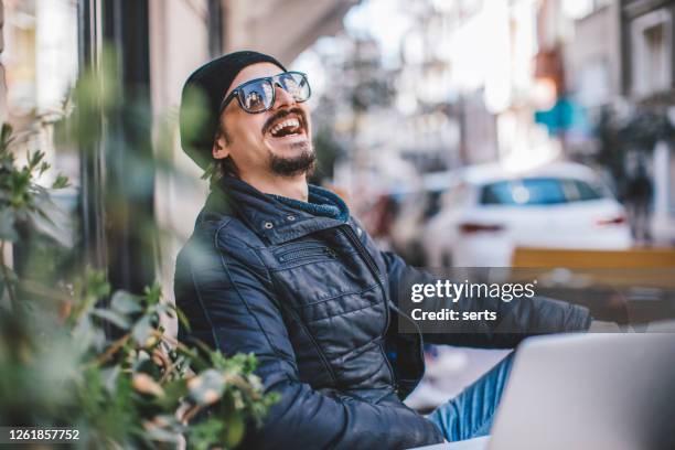 portret van jonge mens met lange baard die bij koffie werkt - middle east cool stockfoto's en -beelden