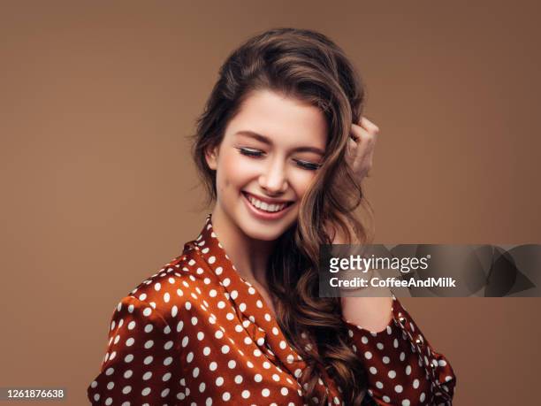vrouw met krullend kapsel - brown dress stockfoto's en -beelden