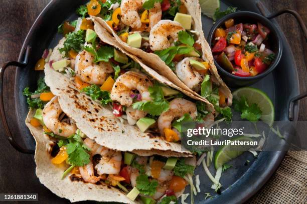 grillad räk tacos med avokado färsk salsa och kale coleslaw - kräftdjur bildbanksfoton och bilder