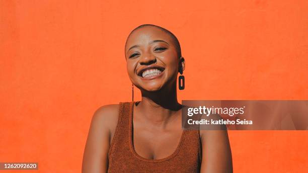 je een gelukkig hart niet overtreffen. - shaved head stockfoto's en -beelden