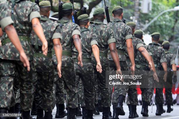 esercito nella parata indipendentista brasiliana - caserma foto e immagini stock