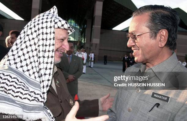 Malaysian Prime Minister Mahathir Mohammad greets Palestinian leader Yasser Arafat in the capital Kuala Lumpur, 25 August 2001. Arafat is on the last...