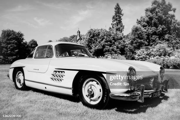 mercedes-benz 300sl gullwing klassieke sportwagen in zwart-wit - mercedes benz 300sl gullwing stockfoto's en -beelden