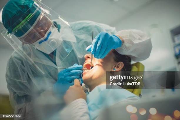 un poco más y la agonía termina - dental fear fotografías e imágenes de stock