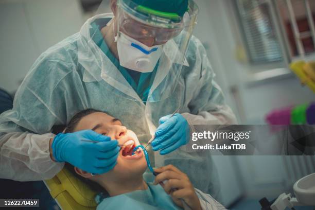 jaarlijkse controle - human jaw bone stockfoto's en -beelden