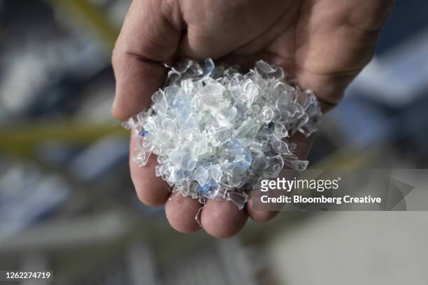 ground plastic flakes - recyclingmaterial stock-fotos und bilder