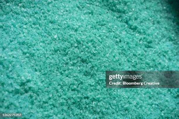 green pvc pellets - recycling photos et images de collection