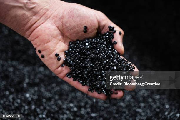black pvc pellets - polimero foto e immagini stock
