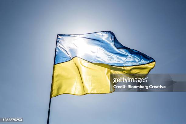 ukrainian national flag - konflikt stock-fotos und bilder