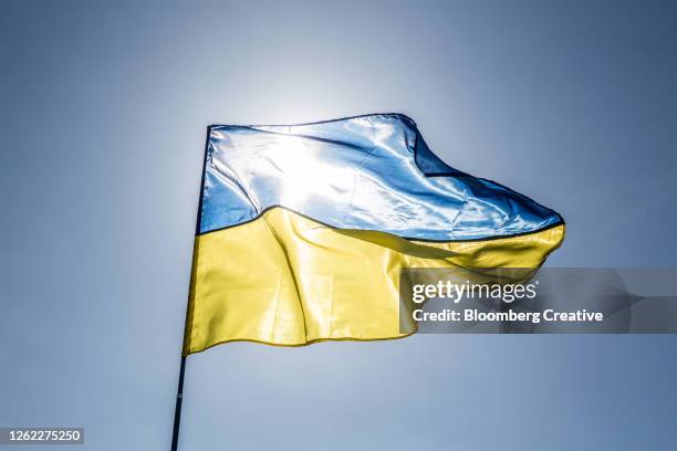 ukrainian national flag - ucrânia - fotografias e filmes do acervo