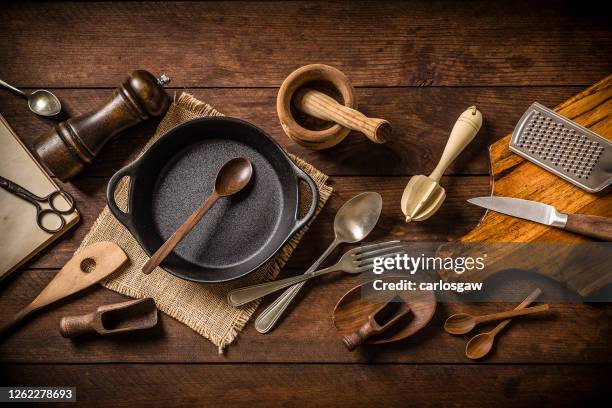 vários tipos de utensílios de cozinha rústicos em uma prancha de madeira - utensílio de cozinha equipamento doméstico - fotografias e filmes do acervo