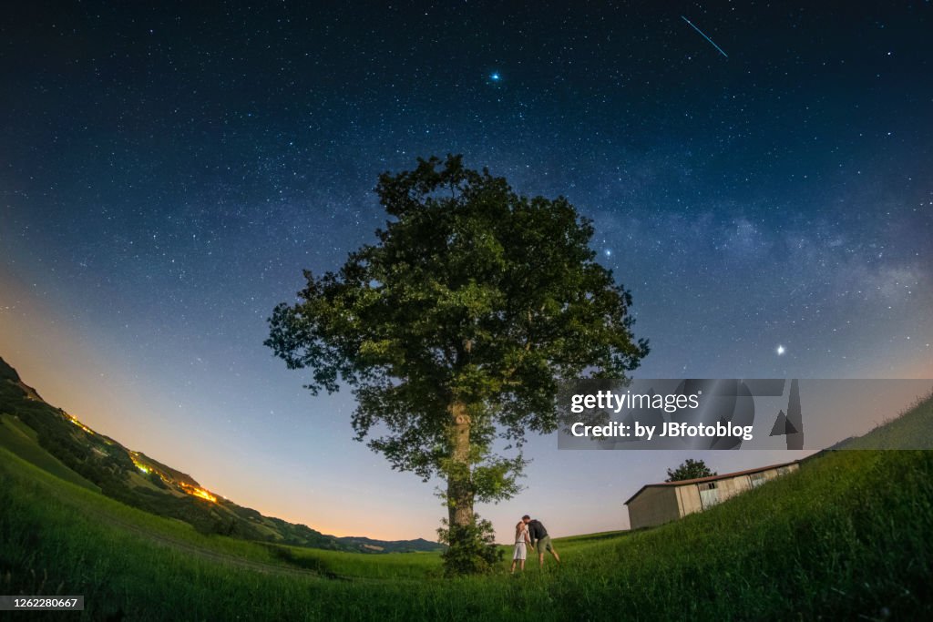 Fidanzati si baciano sotto le stelle e la via lattea