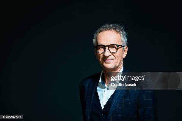 elegante hogere mens - white business suit stockfoto's en -beelden