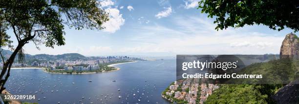 vistas hacia la bahía desde el pan de azúcar y urca en río de janeiro en brasil - río de janeiro imagens e fotografias de stock