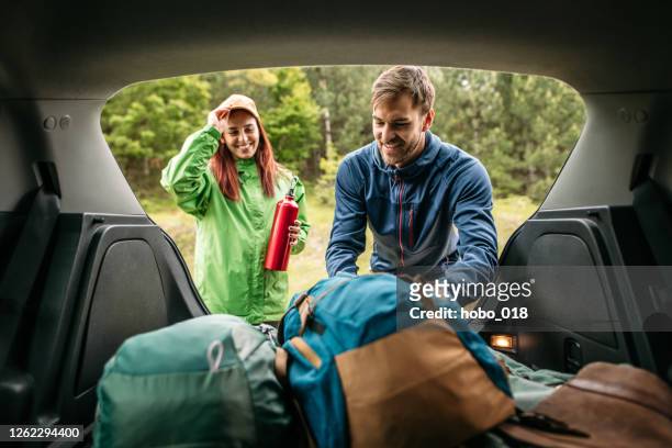 verpackung von campingausrüstung - summer travel bag stock-fotos und bilder